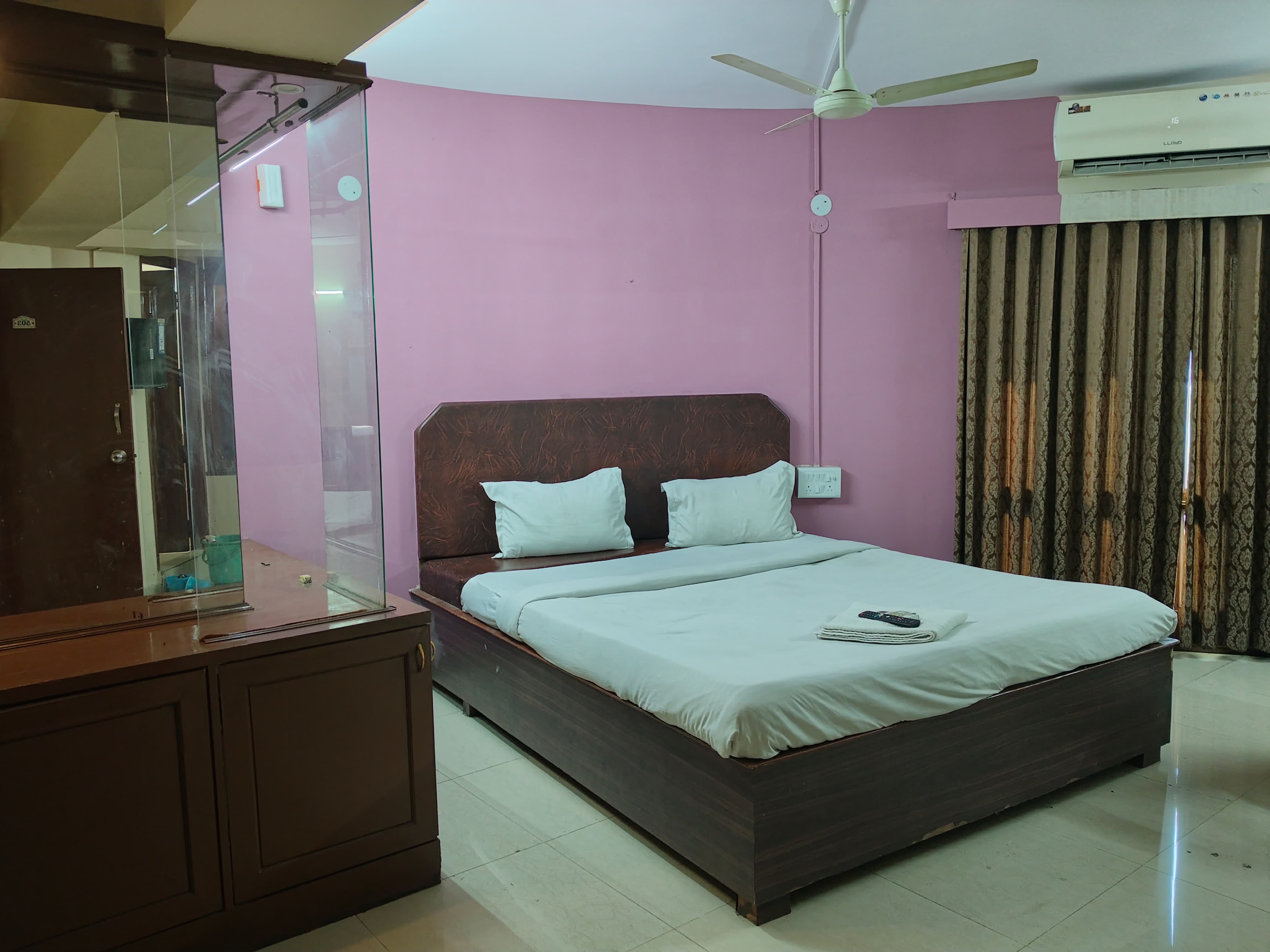 Deluxe City Room